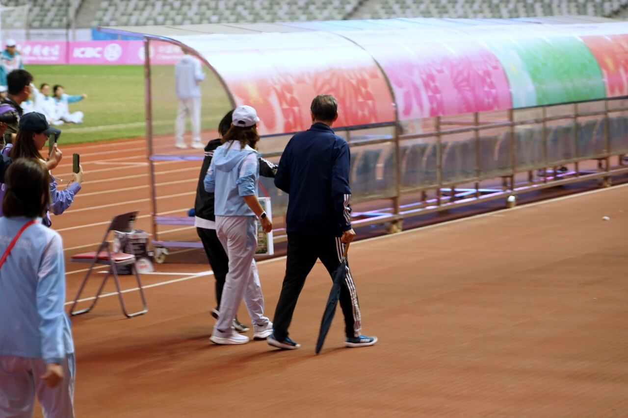 الرياضة الشرقية: أصيب شو جينباو بحمى بلغت 39 درجة قبل مباراة تحديد المركز الثالث. بعد المباراة، نظر إلى الملعب عندما غادر الملعب بمظلة.